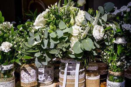 婚礼装饰表设置和鲜花。