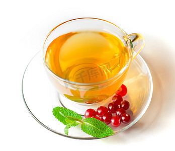 莓茶摄影照片_白色背景下的小红莓和薄荷茶玻璃杯