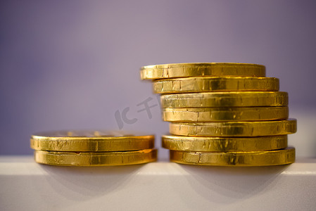 金箔金属摄影照片_假币-金箔覆盖的硬币形式的巧克力