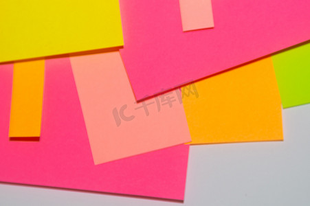 Colorfur 不同颜色的 officd 贴纸在白板上。