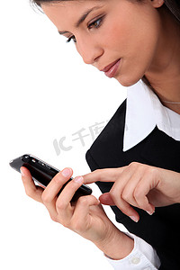 深色科技摄影照片_在手机上打字的女人