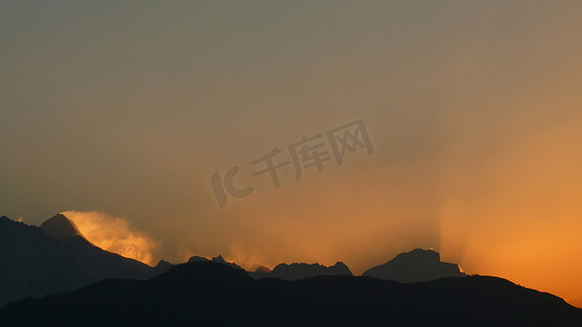 清晨大山摄影照片_清晨在喜马拉雅山尼泊尔 Poon 山 — — 安观