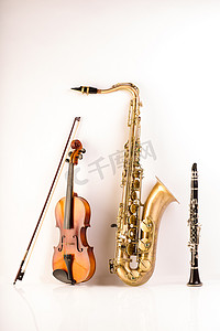 白色萨克斯次中音萨克斯管小提琴和单簧管