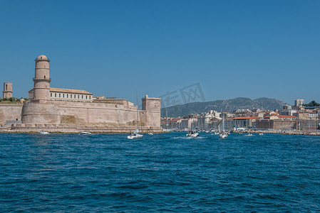 我字马赛克摄影照片_乘船离开马赛旧港