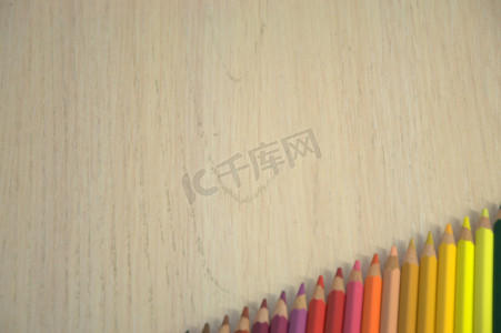 一组彩色铅笔在色谱上排成一排。