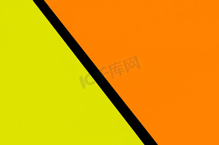 黑纸上的黄色和橙色色调彩色办公贴纸。 