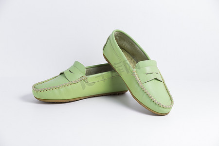 引导欢迎页摄影照片_一双白色背景的绿色皮鞋，孤立的产品。
