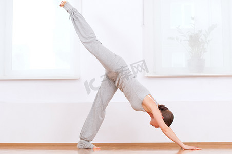 在运动健身房做伸展瑜伽运动的女人