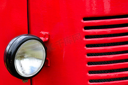 红色车灯和格栅