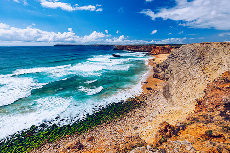 葡萄牙阿尔加维萨格雷斯角的 Praia do Tonel（Tonel 海滩）全景。 