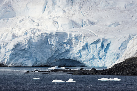 冰山水面摄影照片_冰洞-南极半岛