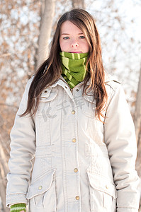 绿色的美丽的女孩在冬天风景