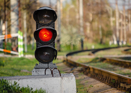 铁路附近有红色信号的信号灯