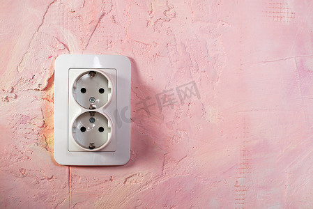 粉色墙上的白色插座