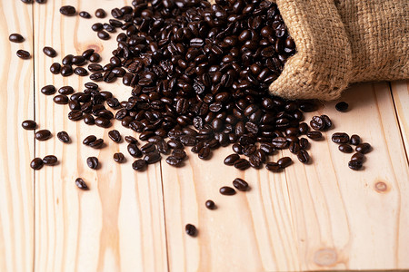 咖啡豆从亚麻布袋中溢出