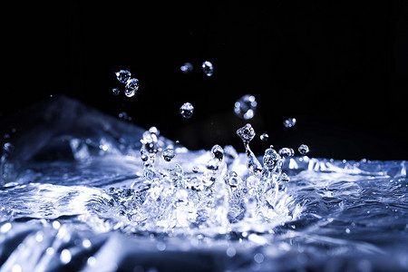 水滴飞溅摄影照片_水滴飞溅在声膜上。