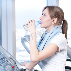 健身房喝水的女人
