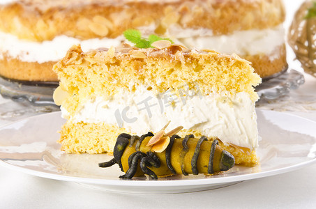 生日蛋糕扁平摄影照片_带有杏仁糖衣和奶油冻或奶油馅的扁平蛋糕