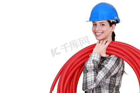 女性水管工携带软管