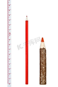 带尺子的红色粗铅笔和细铅笔 isloated 在白色