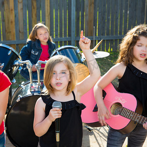 儿童歌手女孩在后院唱歌演奏现场乐队