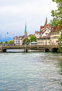 苏黎世 HB 火车总站、Hauptbahnhof、瑞士建筑和瑞士苏黎世旅游目的地附近的街道和历史悠久的老城建筑