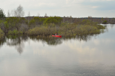 山水春天背景摄影照片_春天的河流景观。