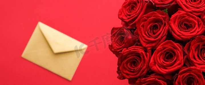 情人节的情书和送花服务、豪华的红玫瑰花束和红色背景的卡片信封