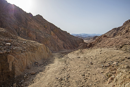 在贫瘠的沙漠风景的峡谷在炎热的气候