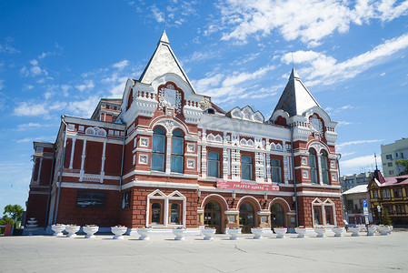 俄罗斯萨马拉以高尔基名字命名的红砖剧院大楼。