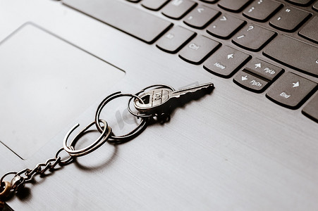 计算机犯罪摄影照片_关闭膝上型计算机键盘上的钥匙圈静物。