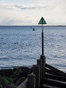 费利斯摄影照片_海港航道标记和木腹股沟，Landguard Point，费利克斯托，萨福克