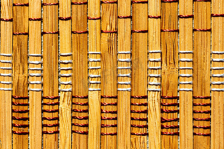 竹茎背景与螺纹交织在一起。