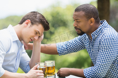 朋友边喝啤酒边聊天