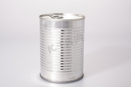 没有标签的铝制食品罐在白色上隔离