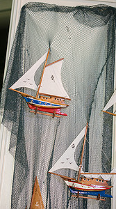 玩具帆船摄影照片_一套五颜六色的小帆船模型