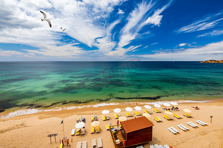 Careanos 海滩 (Praia dos Careanos) 位于葡萄牙阿尔加维的波尔蒂芒。