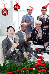 经理和他的团队戴着新奇的圣诞帽在聚会上敬酒
