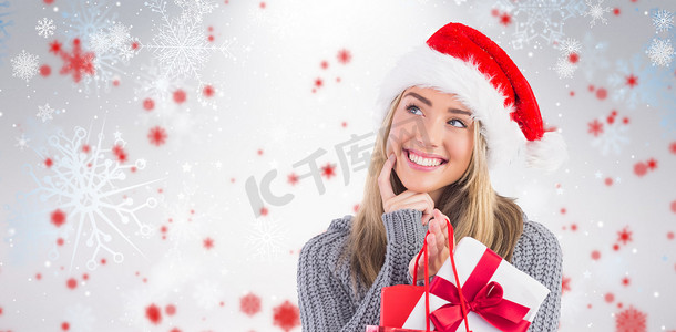节日金发女郎拿着圣诞礼物和包的合成图像