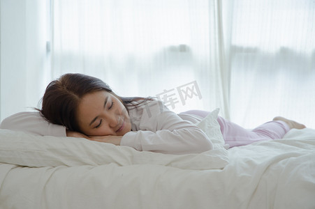 白色床摄影照片_睡眠中的健康概念。