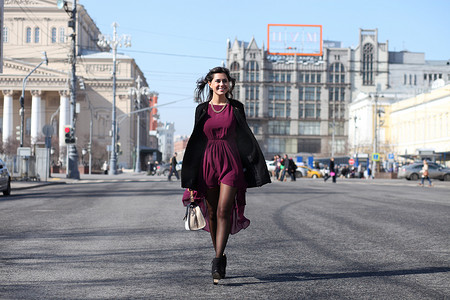 莫斯科秋季街头行走的女人