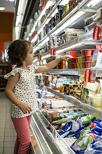 小女孩在超市买酸奶。