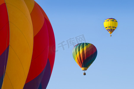 前景中的空中热气球