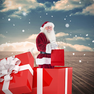 圣诞老人站在大礼物中的合成图像