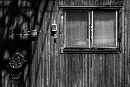 小房子房子摄影照片_一个小木房子的门面