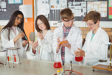 细心的学童在实验室做化学实验