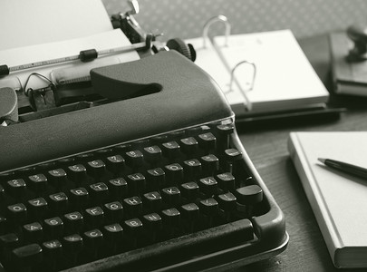 在一张木书桌上的老打字机