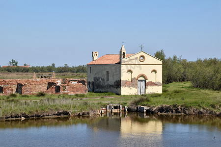 意大利波河口废弃的旧教堂