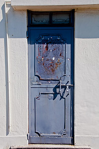 古典烫金边框摄影照片_白色公寓的旧古典复古金属蓝色欧式门