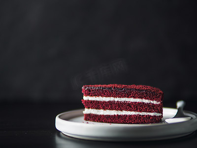 生日蛋糕蛋糕摄影照片_一块质地完美的红丝绒蛋糕